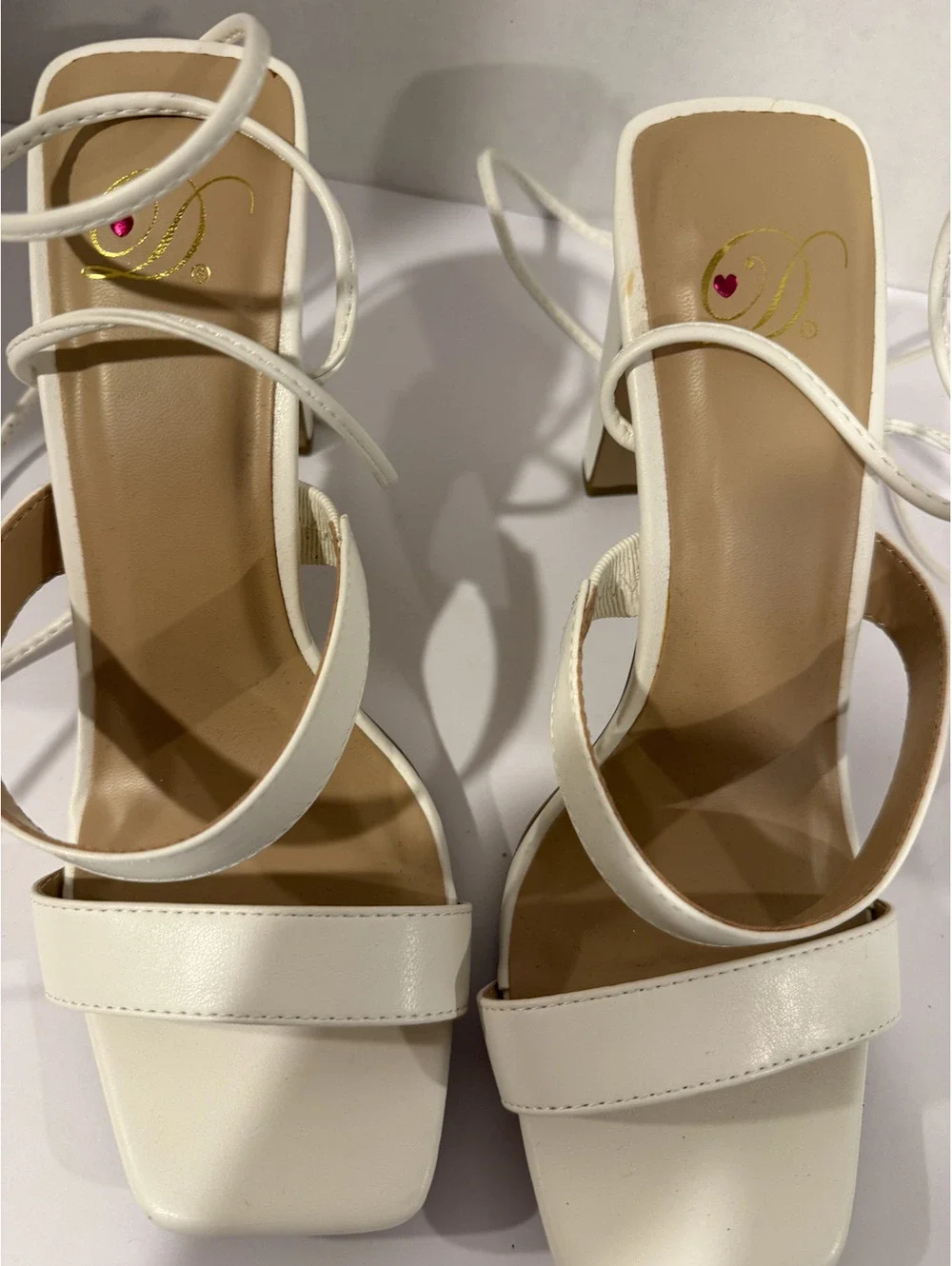 D-White strappy block heel sandals square toe, ankle ties wrap Size 9.5